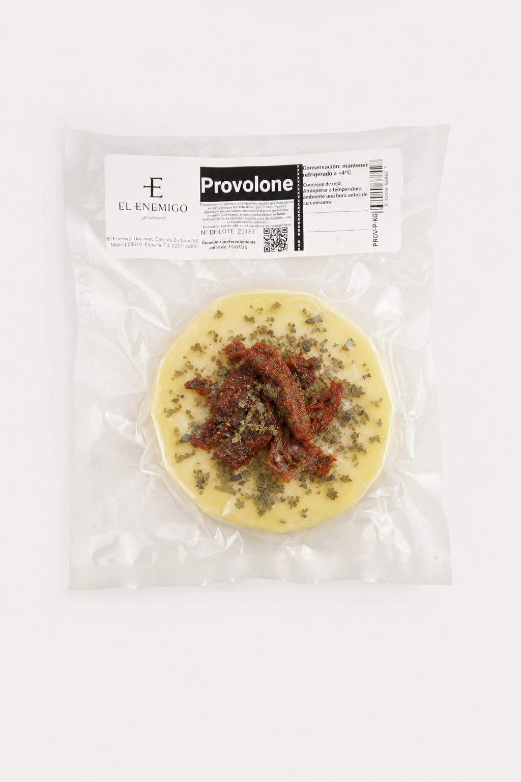 Queso provolone El Enemigo envasado al vacío, con tomates secos y hierbas.