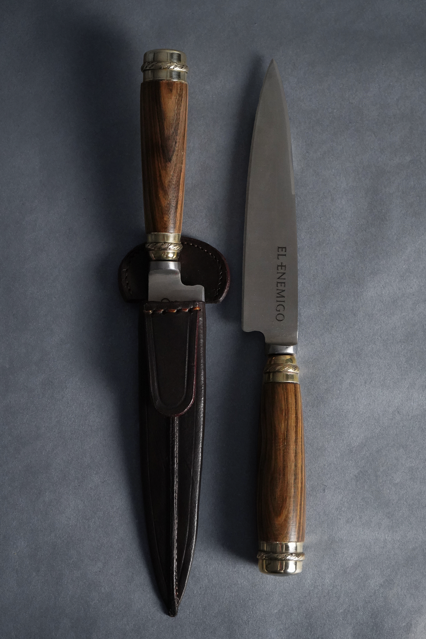 Cuchillo Artesanal  EL ENEMIGO - MANGO MADERA
