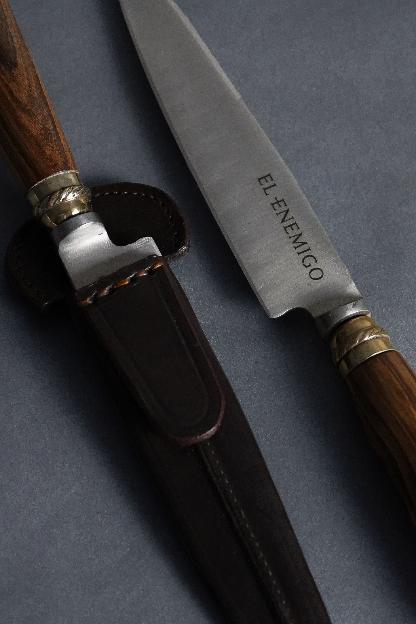 Cuchillo Artesanal  EL ENEMIGO - MANGO MADERA